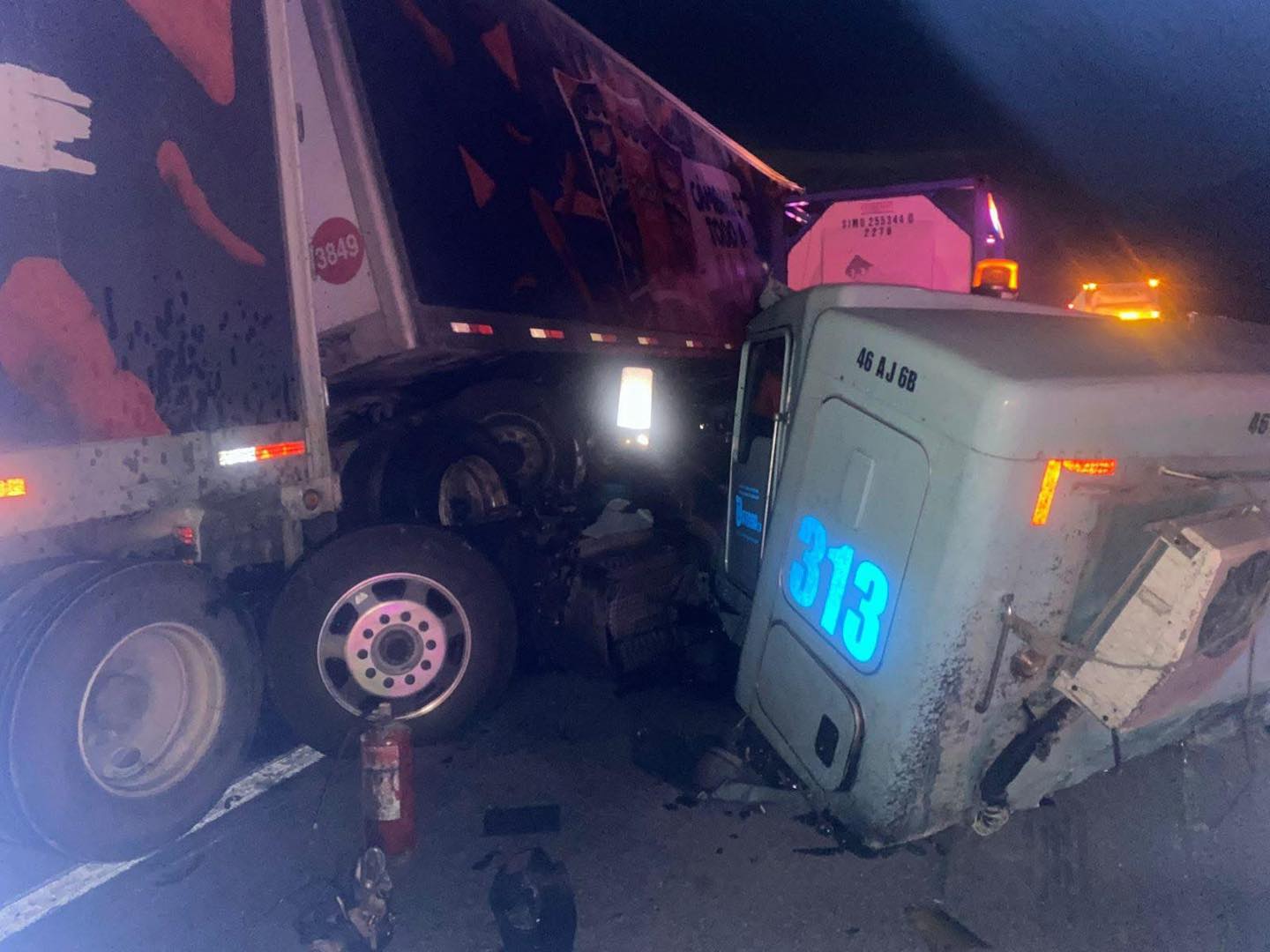 Muere trailero prensado en autopista Saltillo-Mty