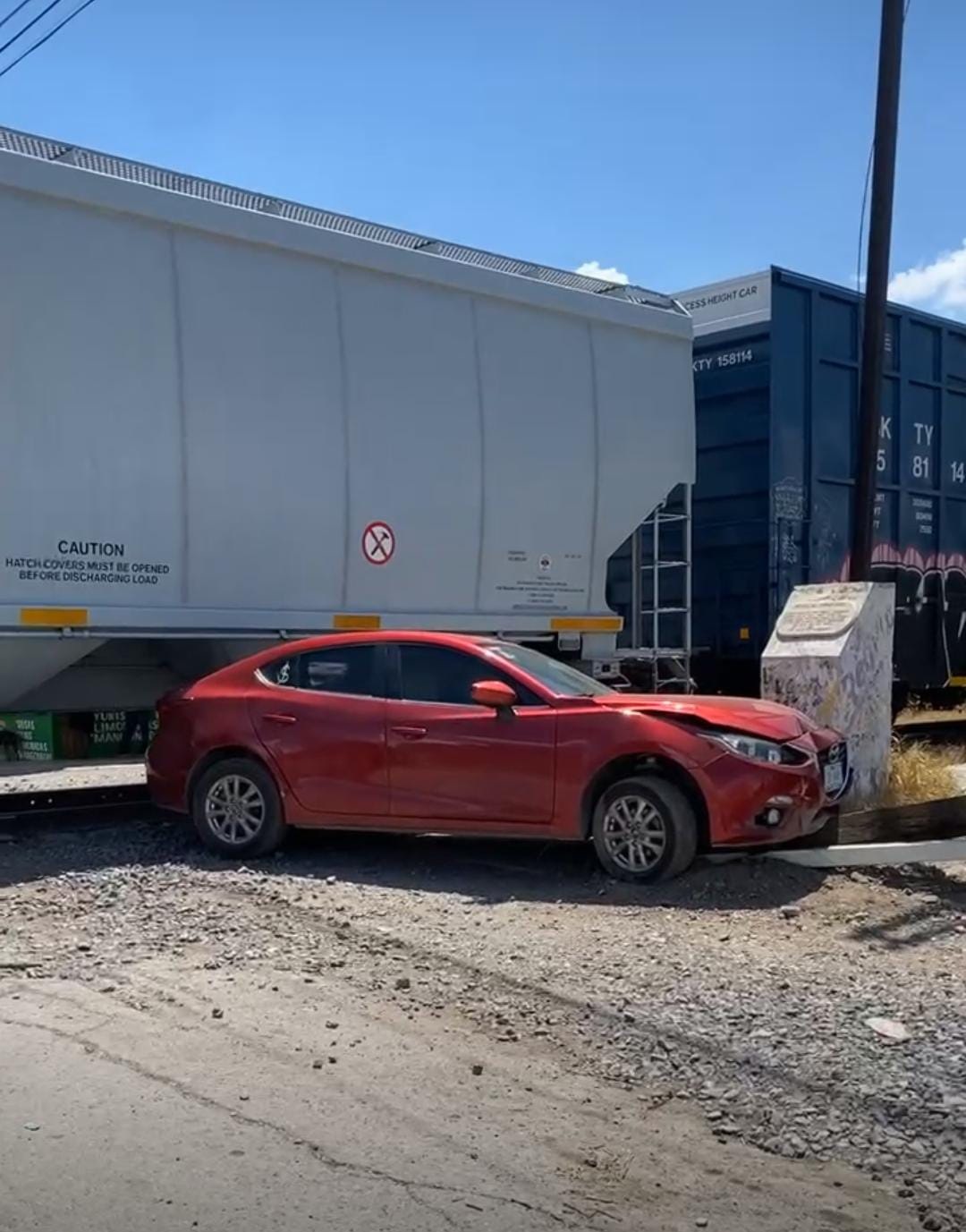 Joven mujer le quiso ganar el paso al tren