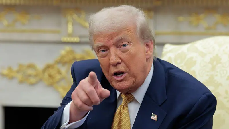 Despliega Donald Trump submarinos nucleares tras advertencias de Rusia