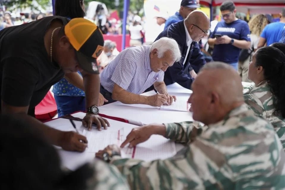 Venezolanos se alistan en el Ejército ante ‘amenaza’ de EU