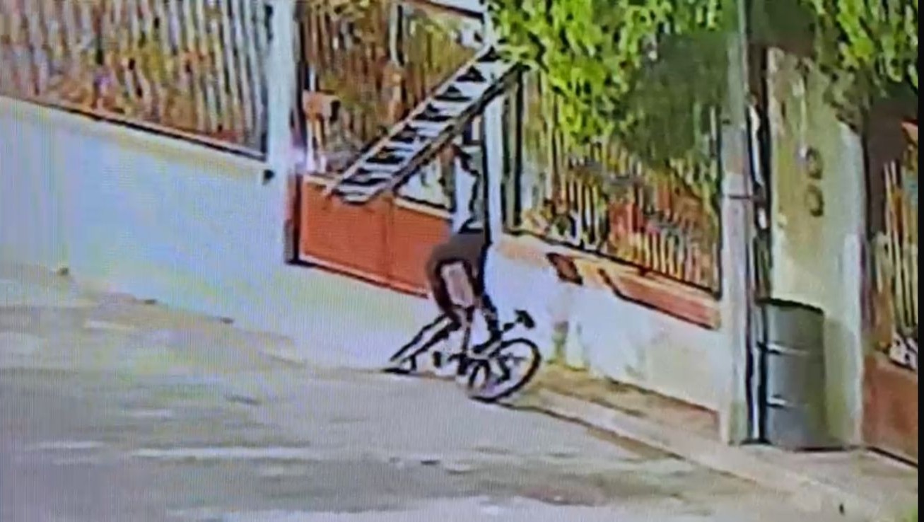 Ladrón “equilibrista” roba escalera y huye
