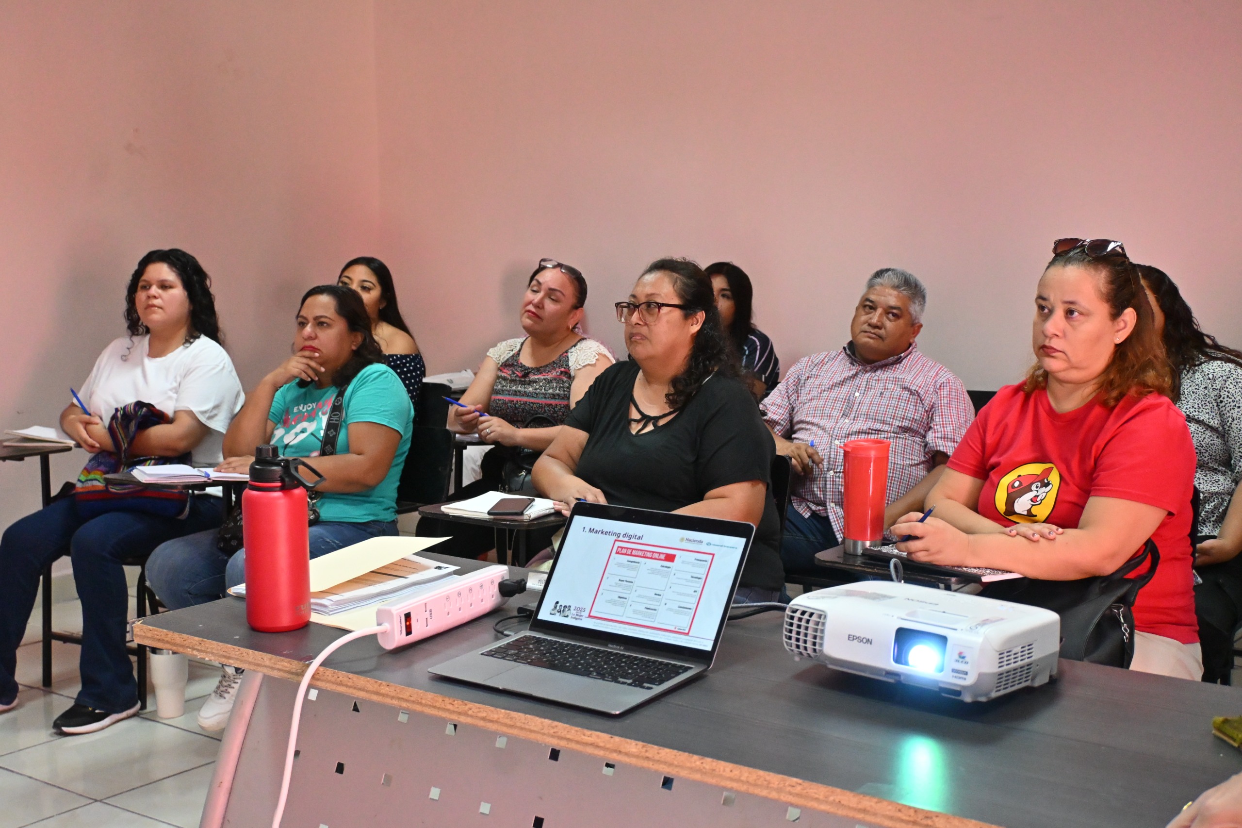Sari Pérez impulsa a emprendedores de Frontera con curso de marketing