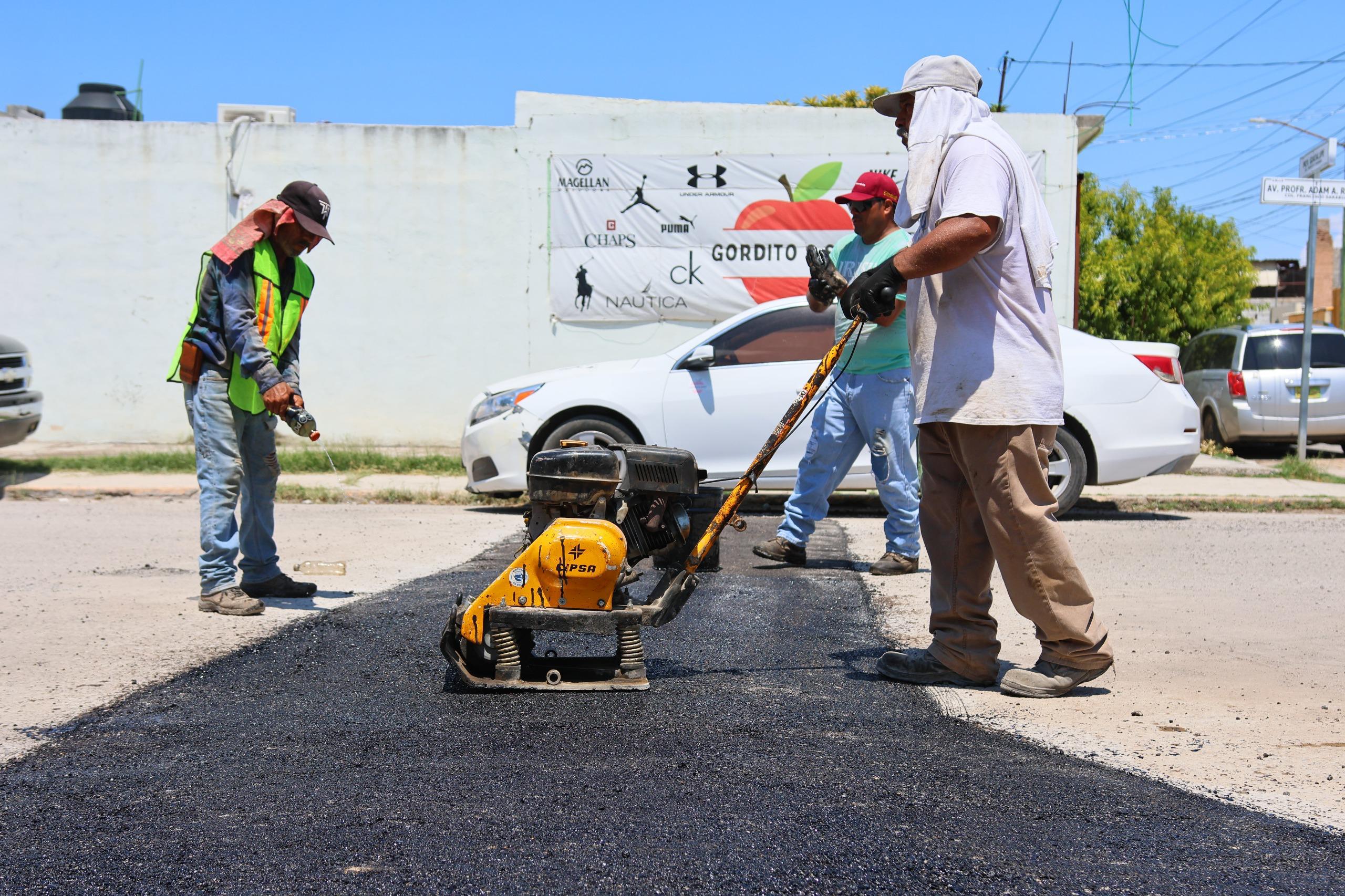 Avanza obra de bacheo en la calle Adam A. Rocha en la Colonia Sarabia, Sabinas, Coahuila