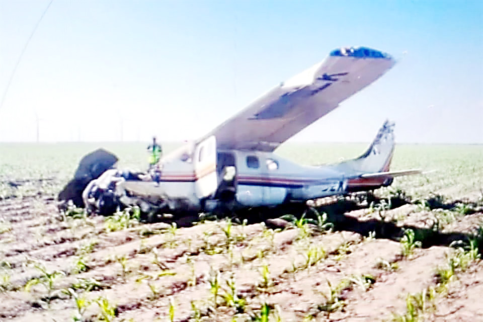 Muere piloto y empresario queda herido al caer avioneta