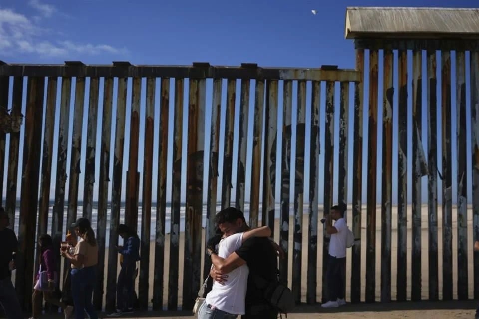 Pega a cárteles baja en cruce de migrantes