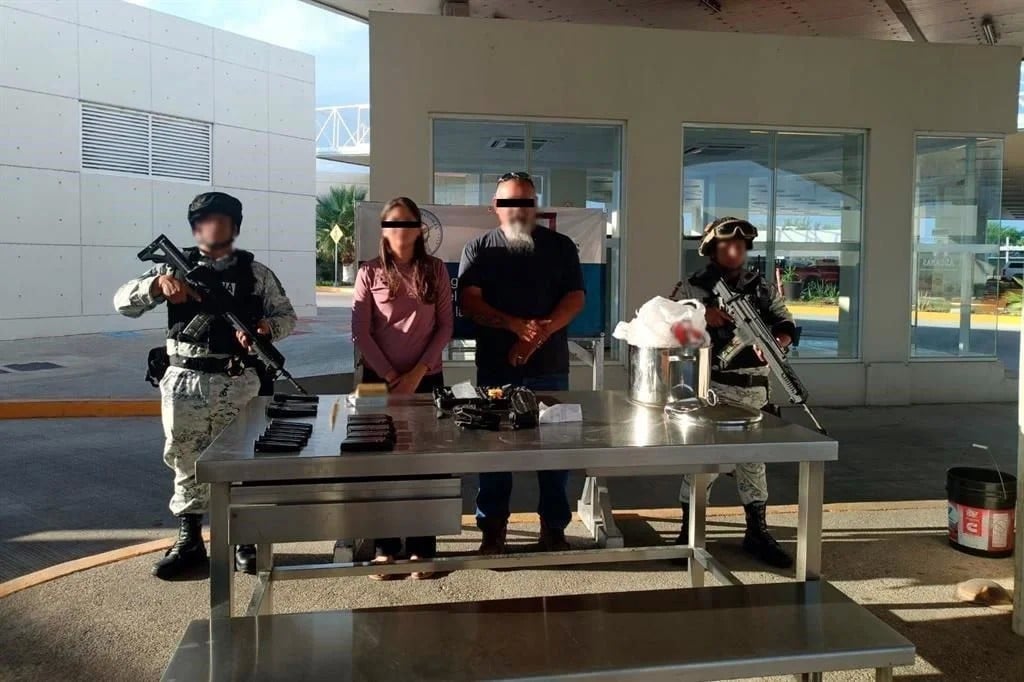 Cae estadounidense con cargadores de arma… ¡en olla!