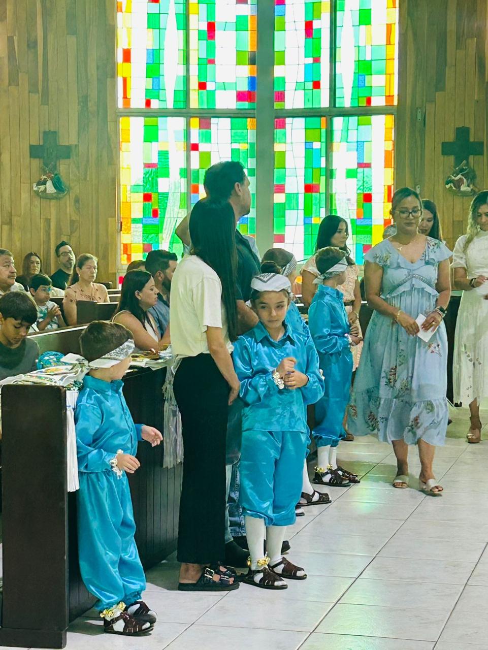 Bendicen e imponen trajes a Niños Danzantes de María