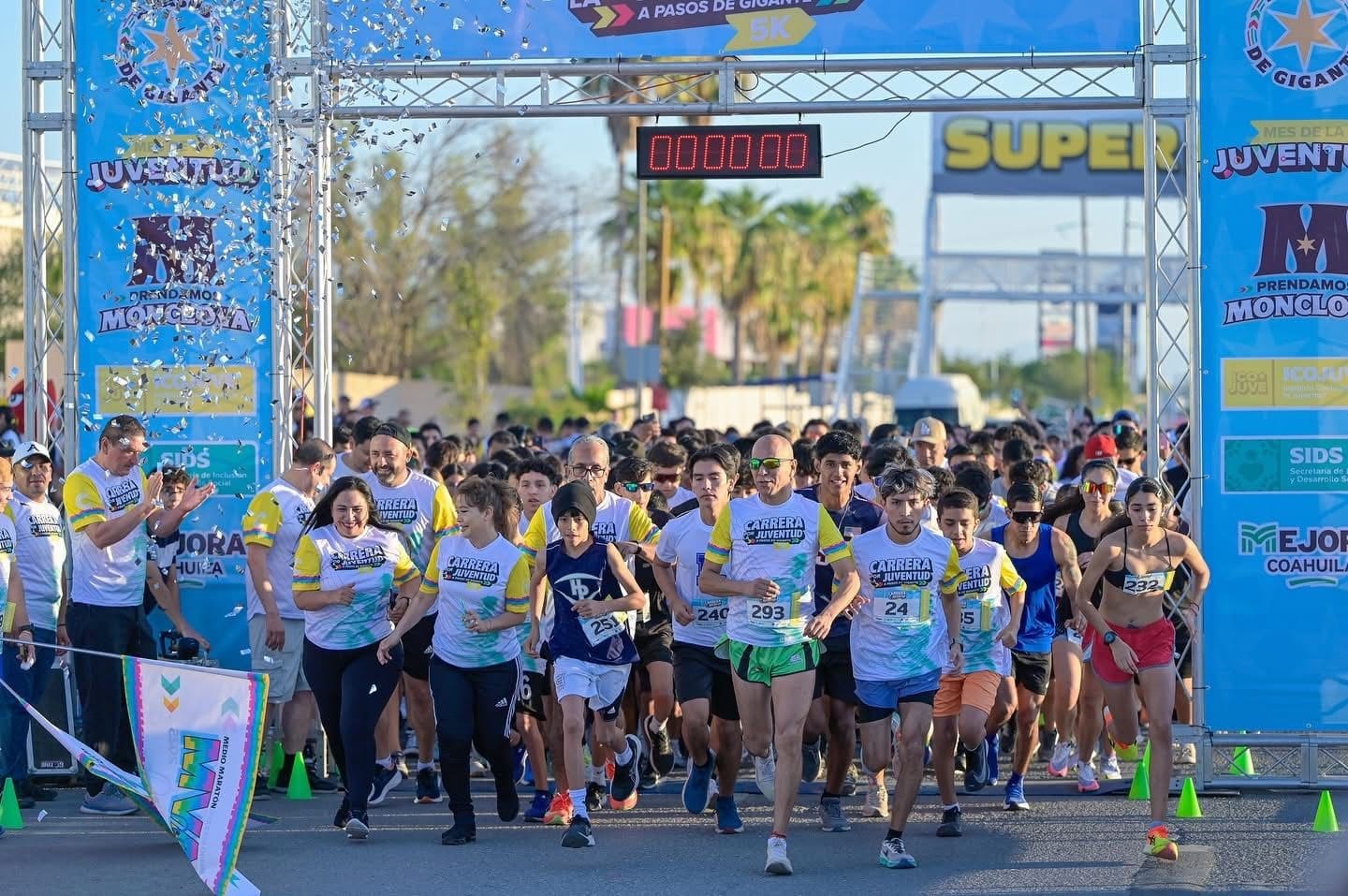 Celebran Carlos y Manolo a juventud con carrera 5K