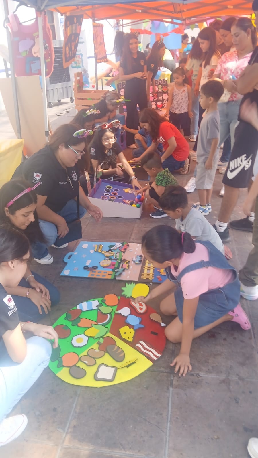Niños juegan y aprenden