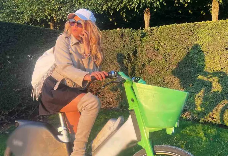 Hijo de Paulina Rubio detenido temporalmente al llegar sin acompañante a España