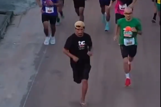 VIDEO| Hombre ebrio con chanclas sorprende al unirse a una carrera de 8 km y gana a atletas entrenados