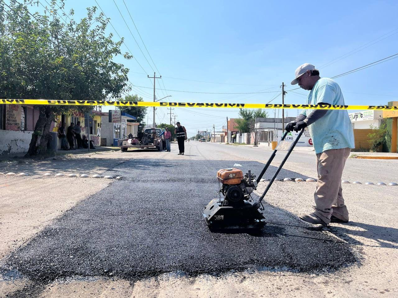 Bajo supervisión del alcalde Chano Díaz, avanza el programa de bacheo en la avenida Cuauhtémoc