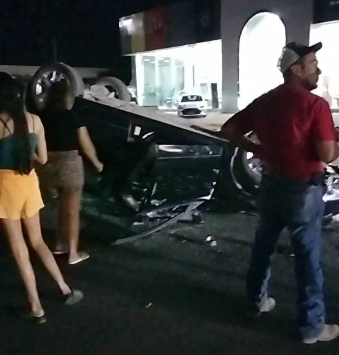 Aparatosa volcadura en el Bulevar Paseo de los Leones deja varios lesionados