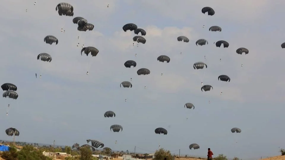 Francia lanza 40 toneladas de ayuda humanitaria a Gaza y pide a Israel abrir el acceso