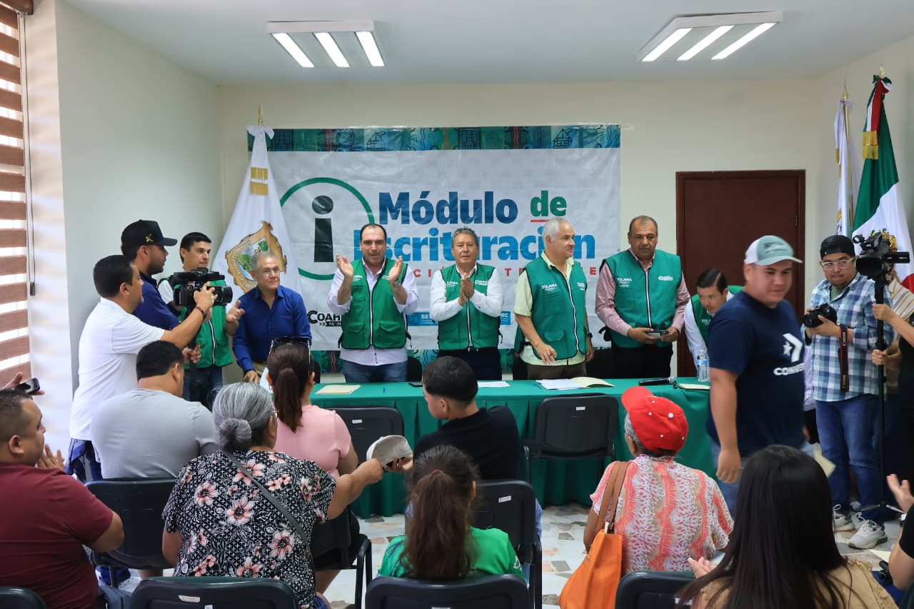 Con respaldo del Gobernador Manolo Jiménez, firman escrituras en San Juan de Sabinas