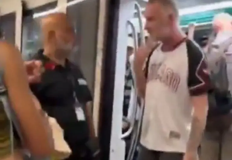 Jóvenes mexicanos responden a ataque en Roma cantando «Imagine» junto a policías