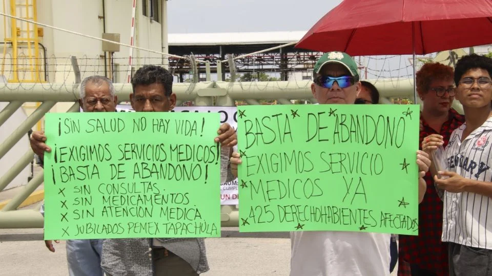 Jubilados cierran indefinidamente planta de Pemex en Chiapas; prevalece el desabasto de gasolina