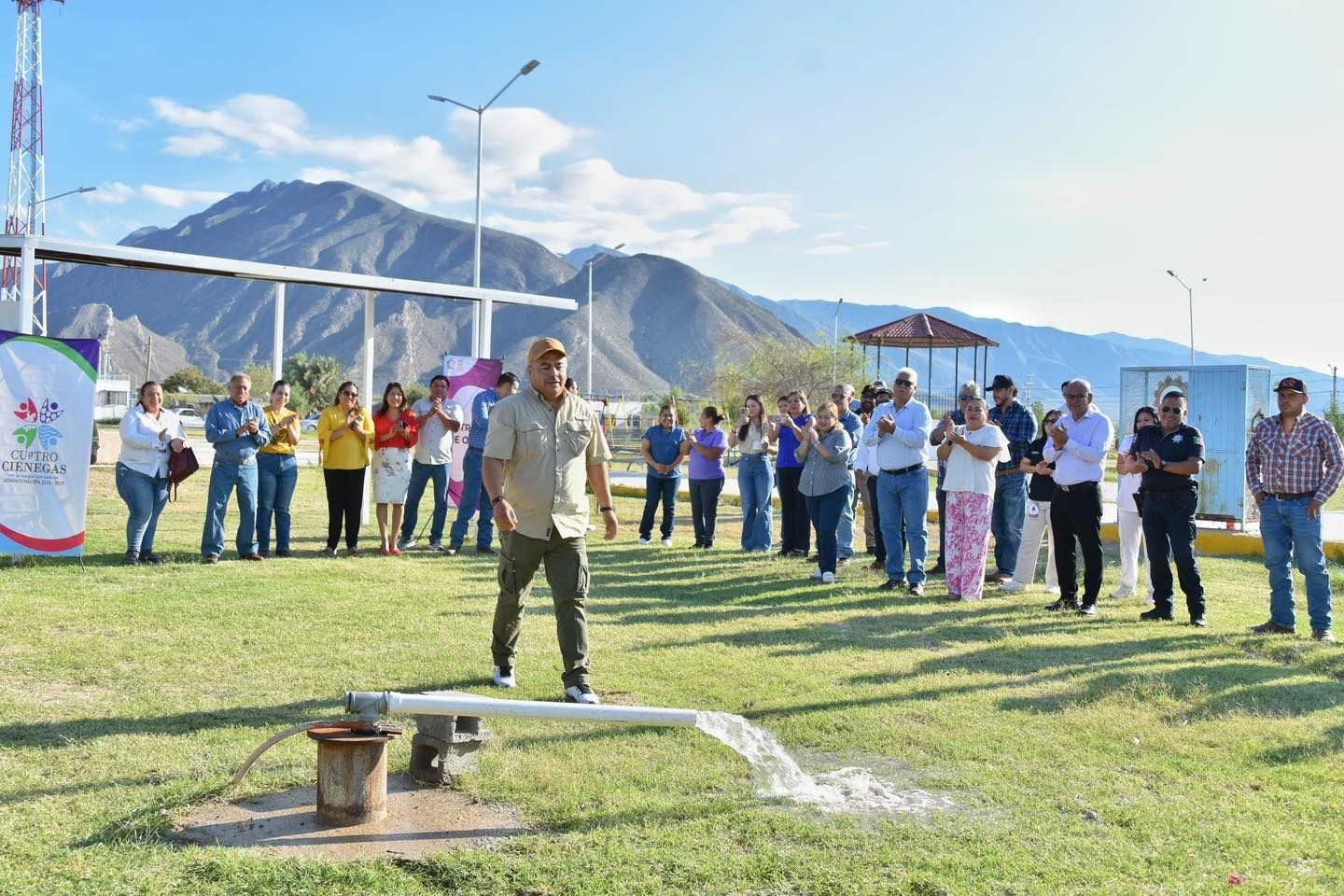 VÍCTOR LEIJA ENTREGA POZOS DE AGUA PARA FORTALECER MANTENIMIENTO DE ÁREAS VERDES EN PLAZAS DE CUATRO CIÉNEGAS