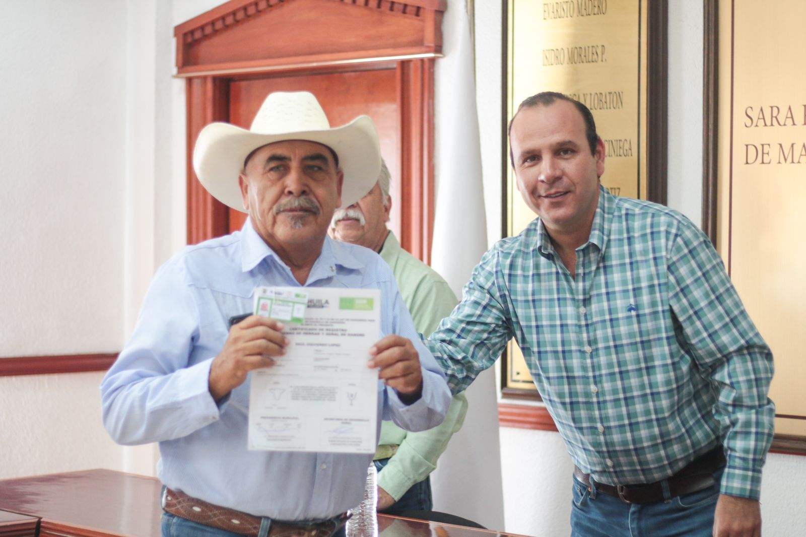 Reciben certificados de fierros de herrar productores de Parras