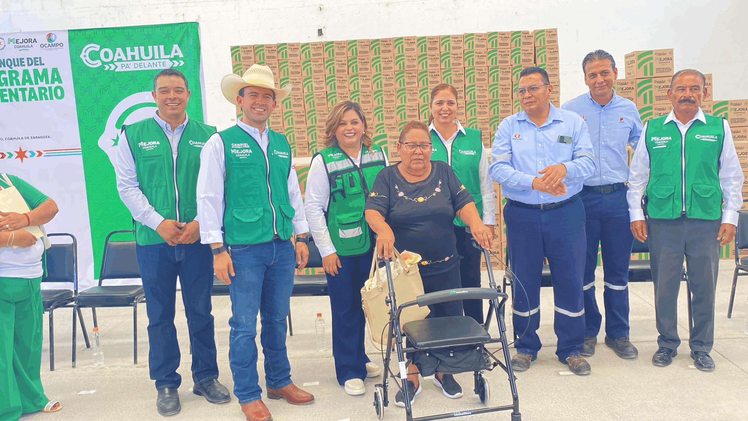 La alcaldesa Adriana Valdéz y Gabriel Elizondo dan arranque al programa alimentario “El Despenson” en Laguna del Rey