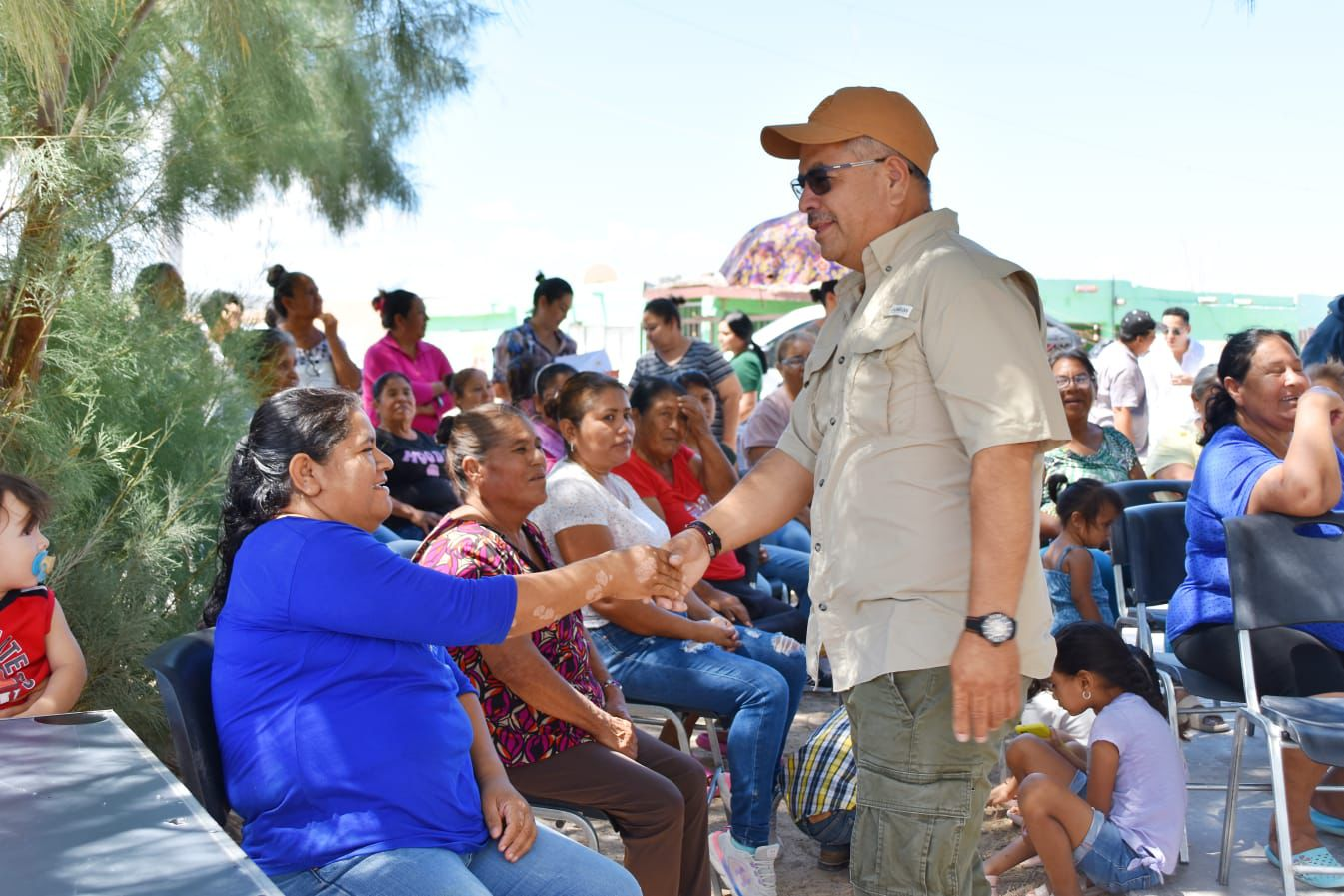 VÍCTOR LEIJA ESCUCHA, ATIENDE Y ENTREGA APOYOS A FAMILIAS DEL EJIDO SANTA TERESA