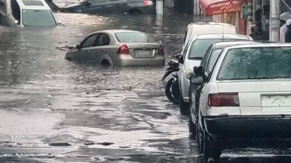 Fuerte lluvia desborda el río San Buenaventura en Xochimilco; activan alerta roja en seis alcaldías