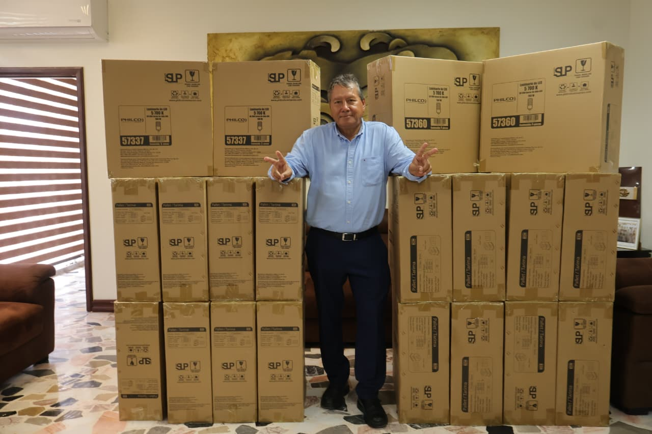Logra Óscar Ríos instalar más luminarias LED en San Juan de Sabinas