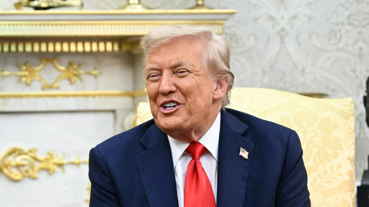 Trump amenaza a China con nuevos aranceles de 200% si no exporta sus imanes de tierras raras