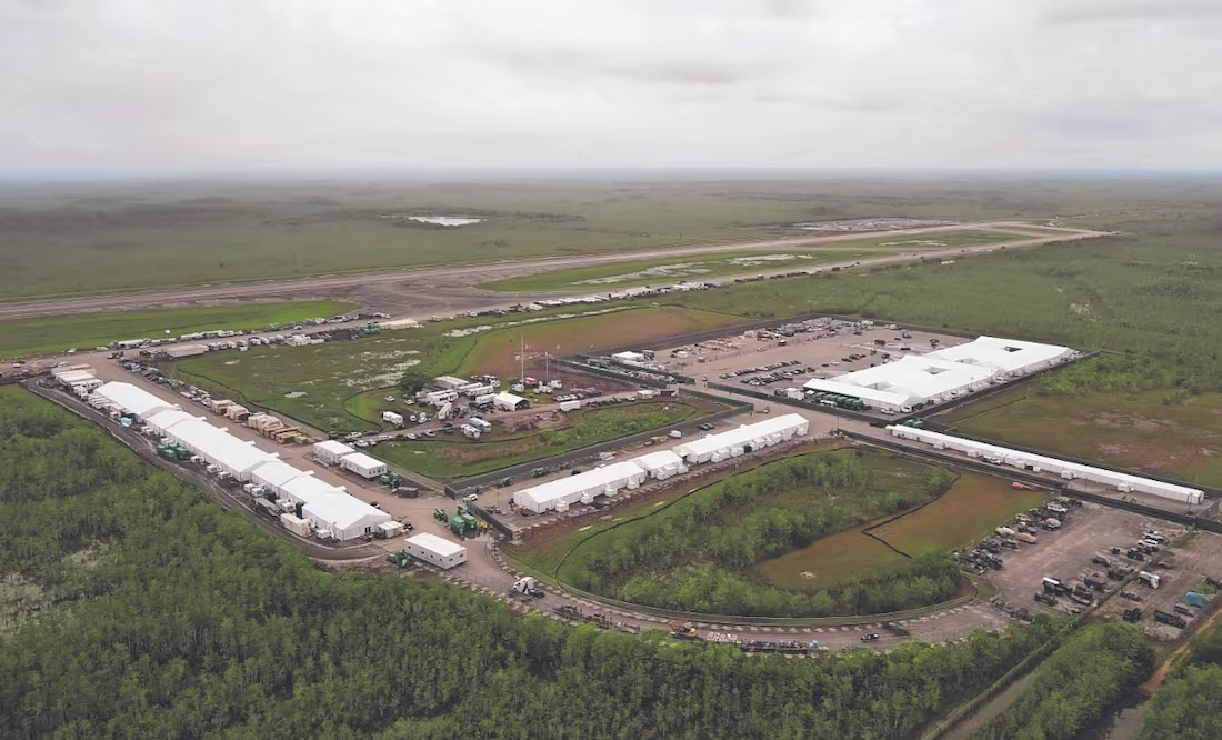 Alto funcionario de Florida dice que «Alcatraz de los Caimanes» quedará vacío en días, reporta AP; jueza ordenó reducir operaciones