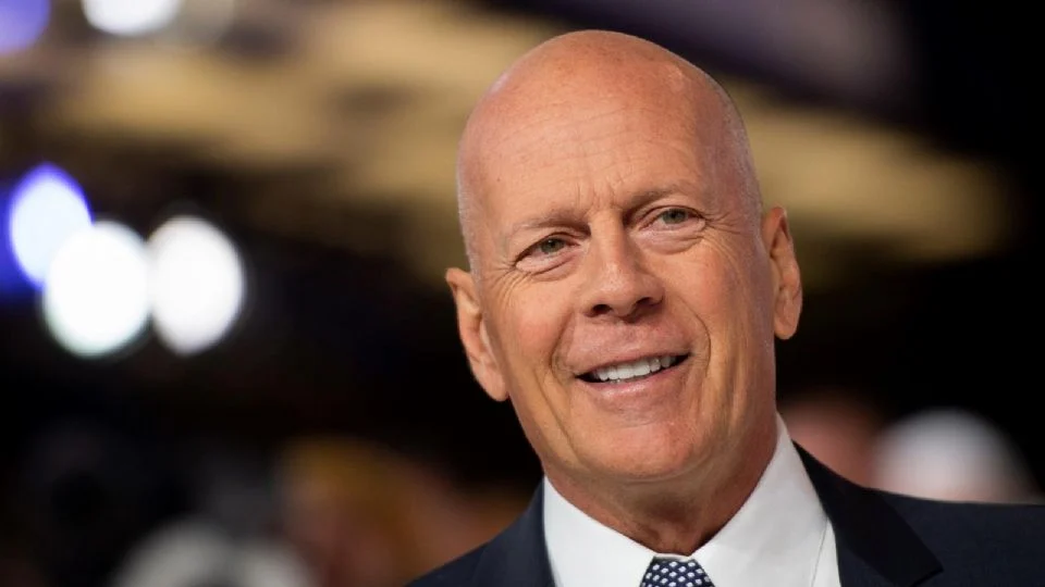 «Tiene muy buena salud pese a todo», dice esposa de Bruce Willis a dos años de diagnóstico de demencia frontotemporal