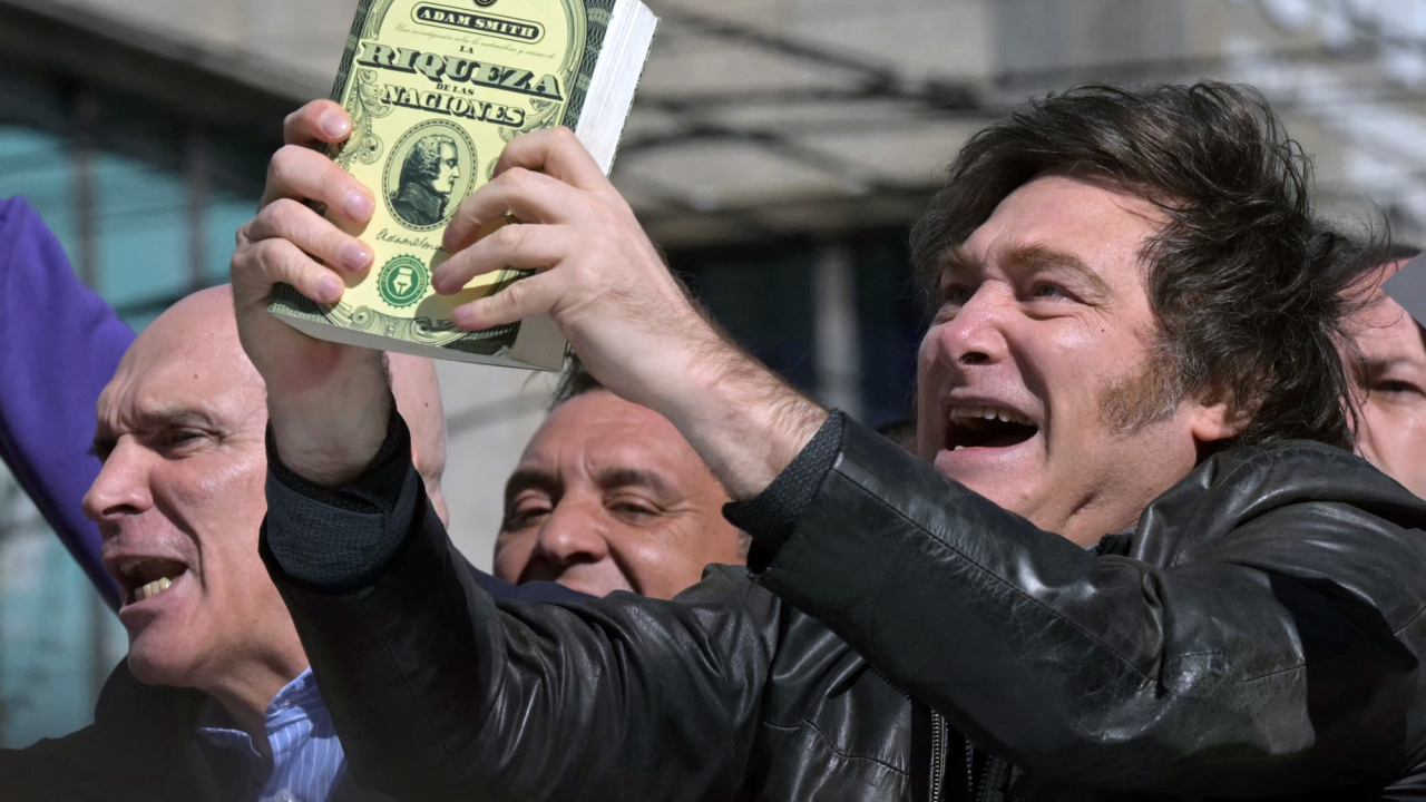 Javier Milei es agr3dido con piedras en pleno acto de campaña en Buenos Aires