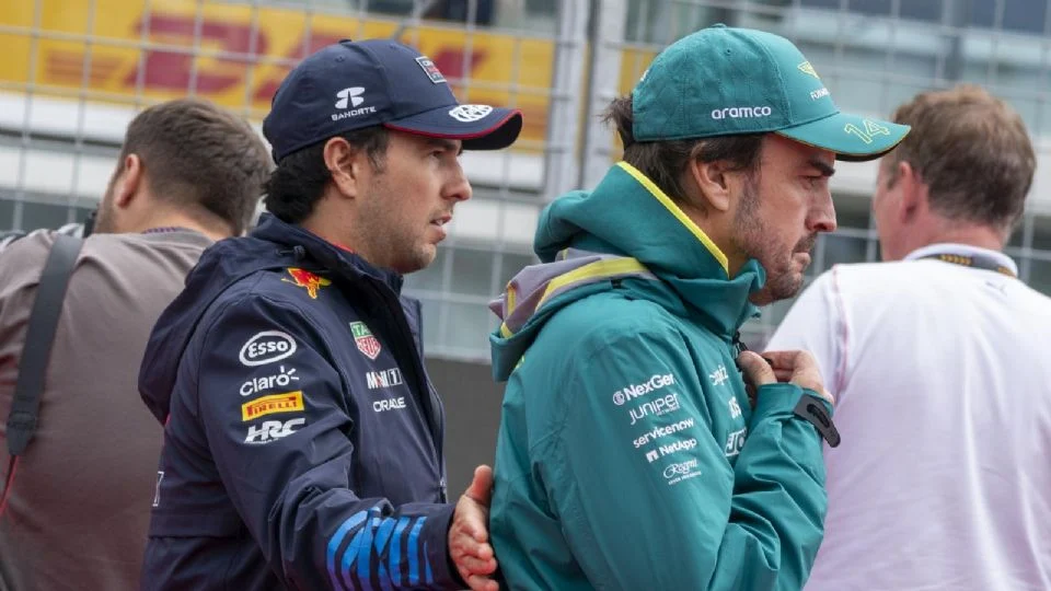 “La Fórmula 1 no es caridad”: Fernando Alonso defiende el regreso de Checo Pérez ante quienes piden oportunidad a pilotos jóvenes