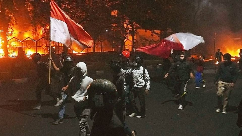 Manifestantes en Indonesia atacan parlamentos, coches de policía y la casa de un diputado