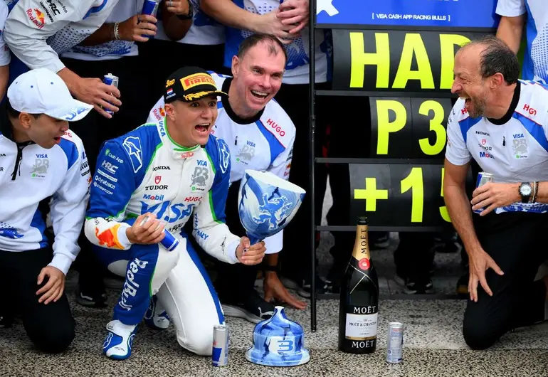 Hadjar rompe su primer trofeo en la F1 y lo parte en dos