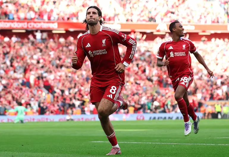 Liverpool vence al Arsenal y es líder de Premier League