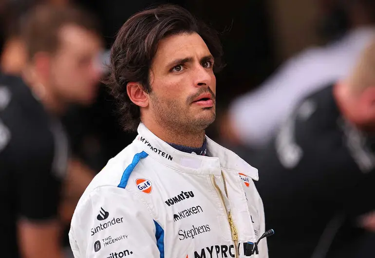 Carlos Sainz arremete contra Liam Lawson y lo compara con ‘Checo’