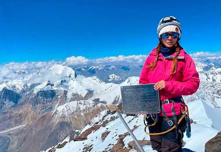 Suspenden rescate de alpinista rusa en el Pico Pobeda tras romperse una pierna