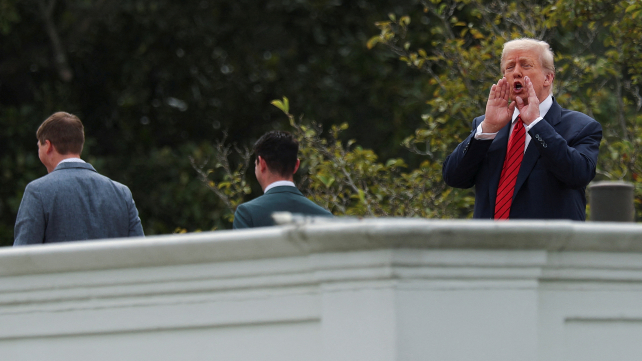 Trump bromea sobre misiles nucleares tras subir al techo de la Casa Blanca