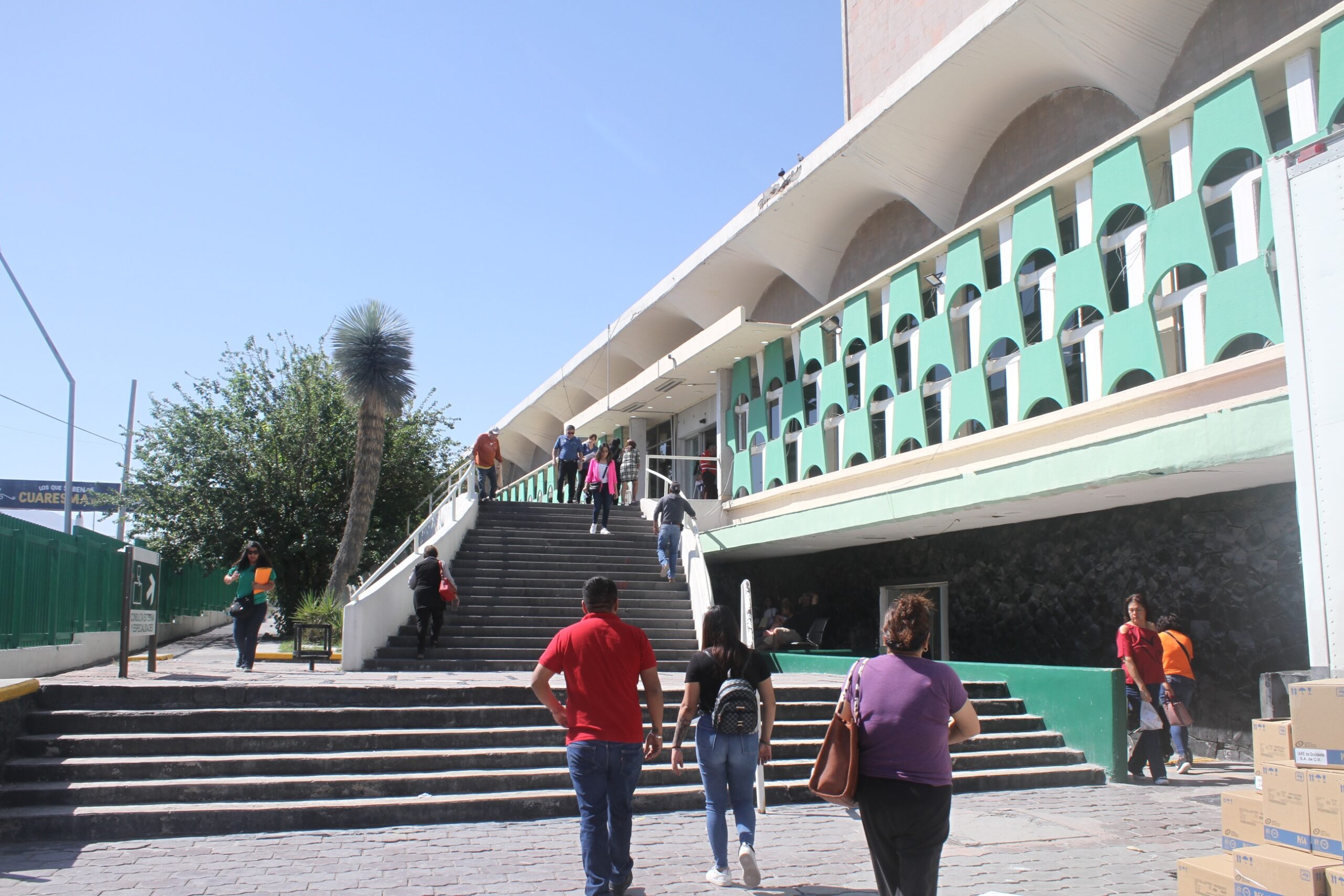 Roban celulares a 3 empleados del IMSS