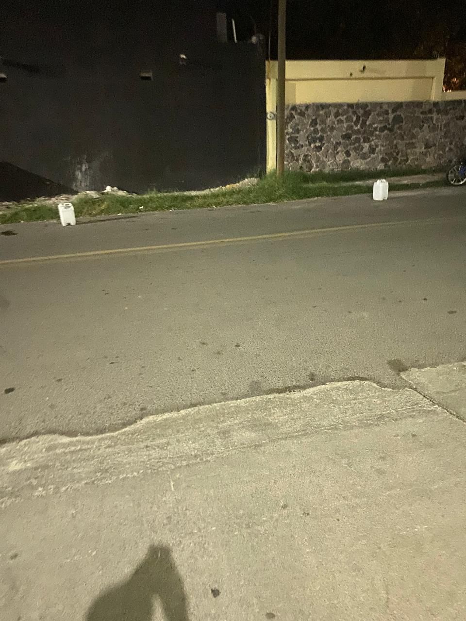 Se adueña de calle y cobra estacionamiento