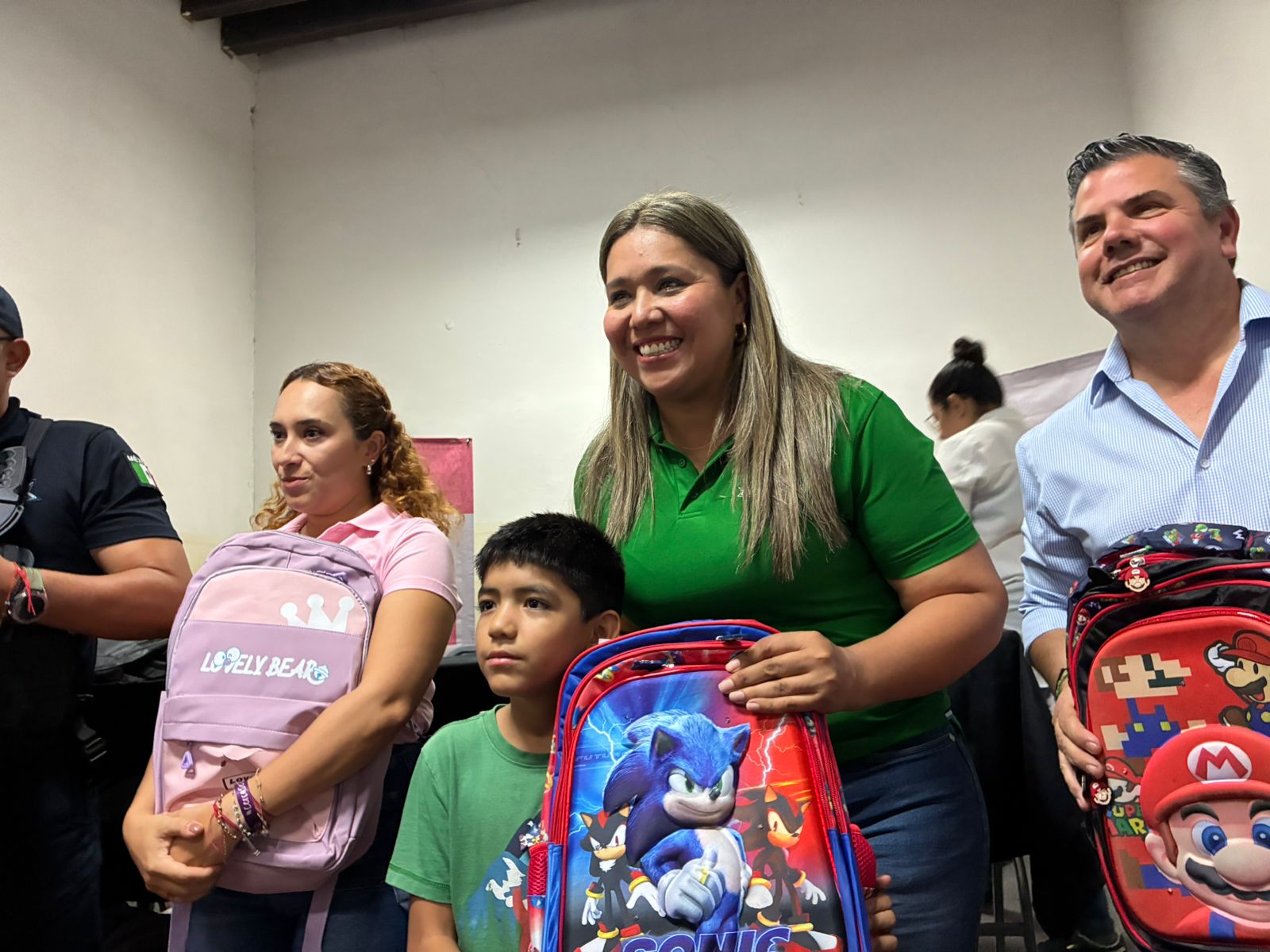 Entrega Pronnif útiles y mochilas a 200 niños