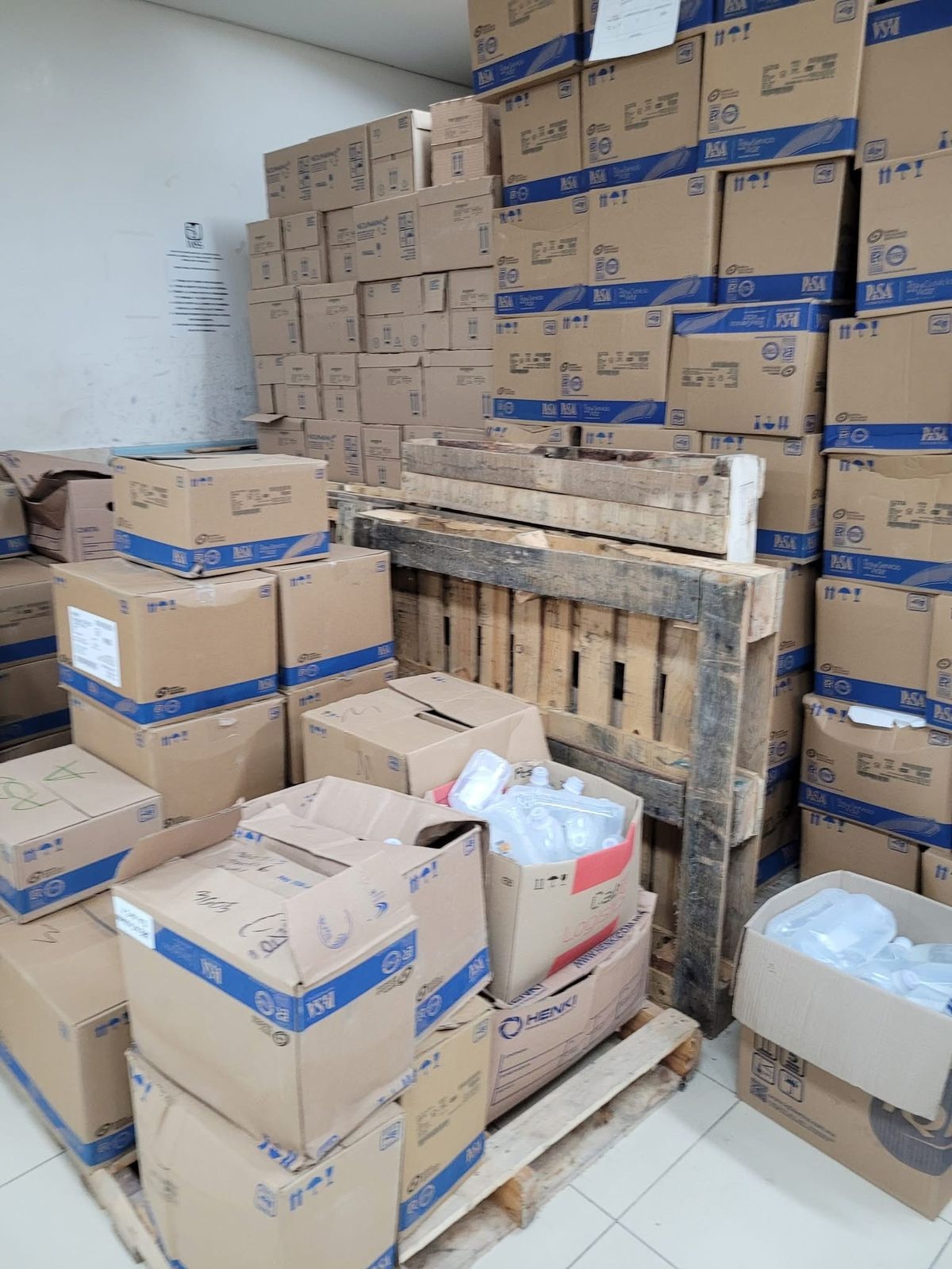 Dejan sin sala de espera a pacientes en farmacia IMSS