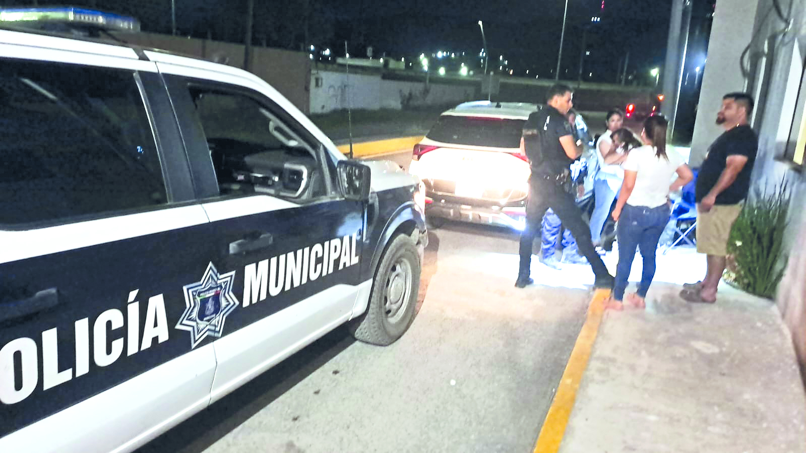 Arrojan de camioneta en movimiento a mujer