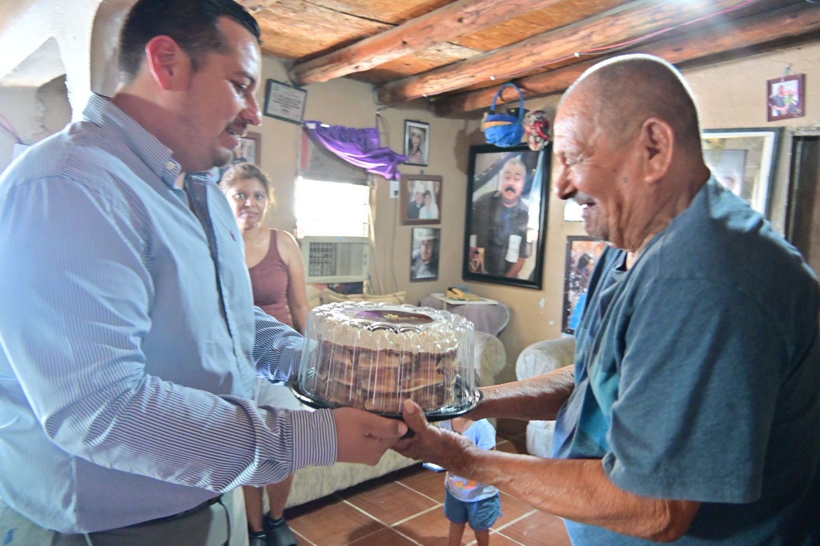 CONSIENTE JAVIER FLORES A LOS ABUELITOS DE SAN BUENA 