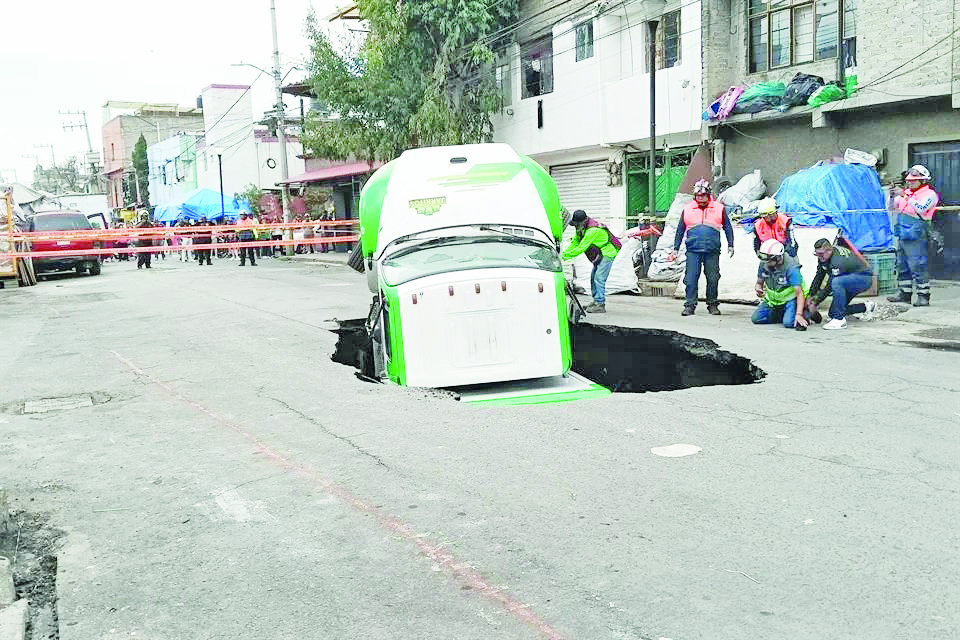 Cae camión de refrescos dentro de un socavón