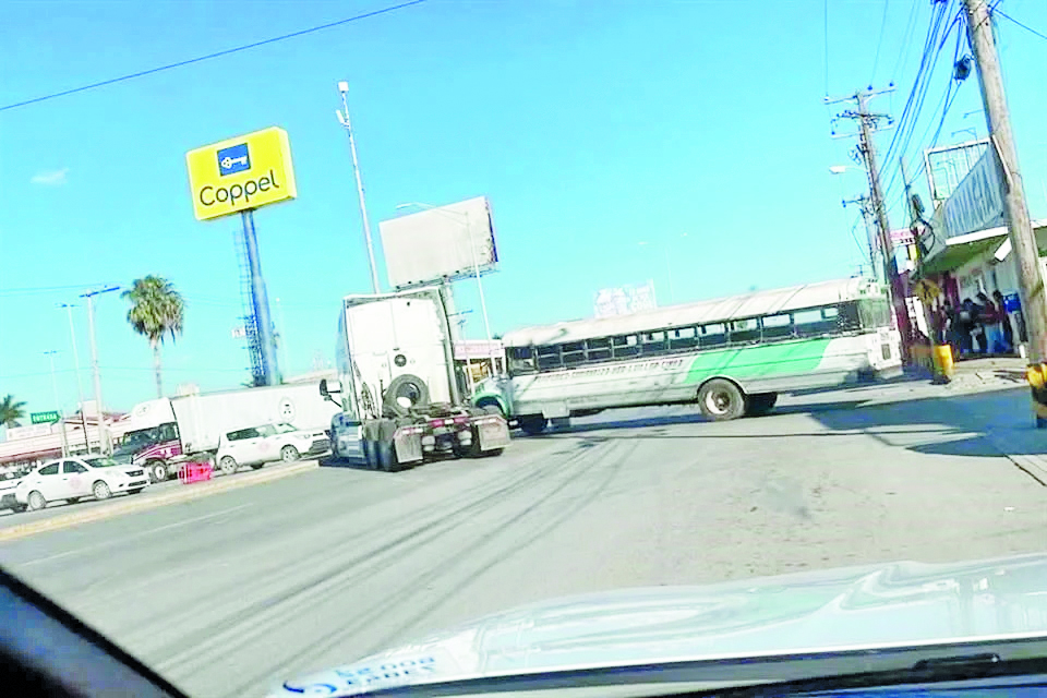 Balaceras y bloqueos paralizan Matamoros