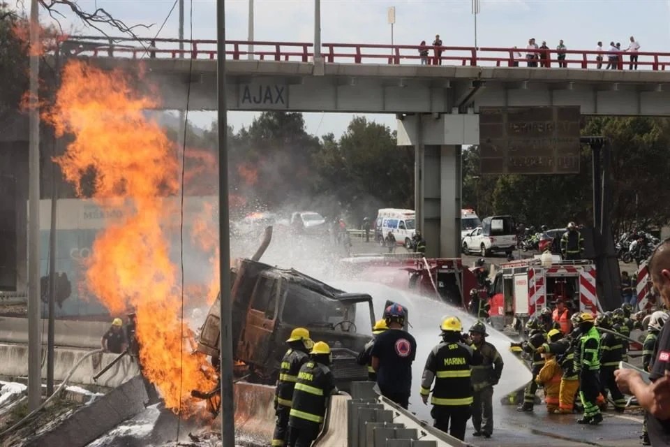 Suman 20 fallecidos por explosión de pipa