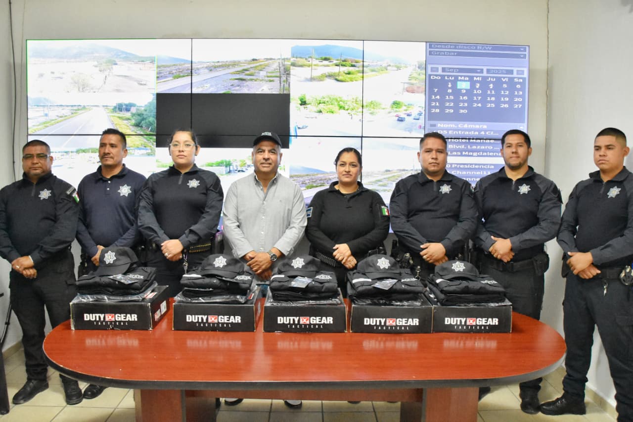 ENTREGAN EN 4-C UNIFORMES PARA AGENTES DE LA POLICÍA