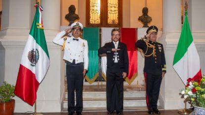 Da Embajador en falda Grito de Independencia
