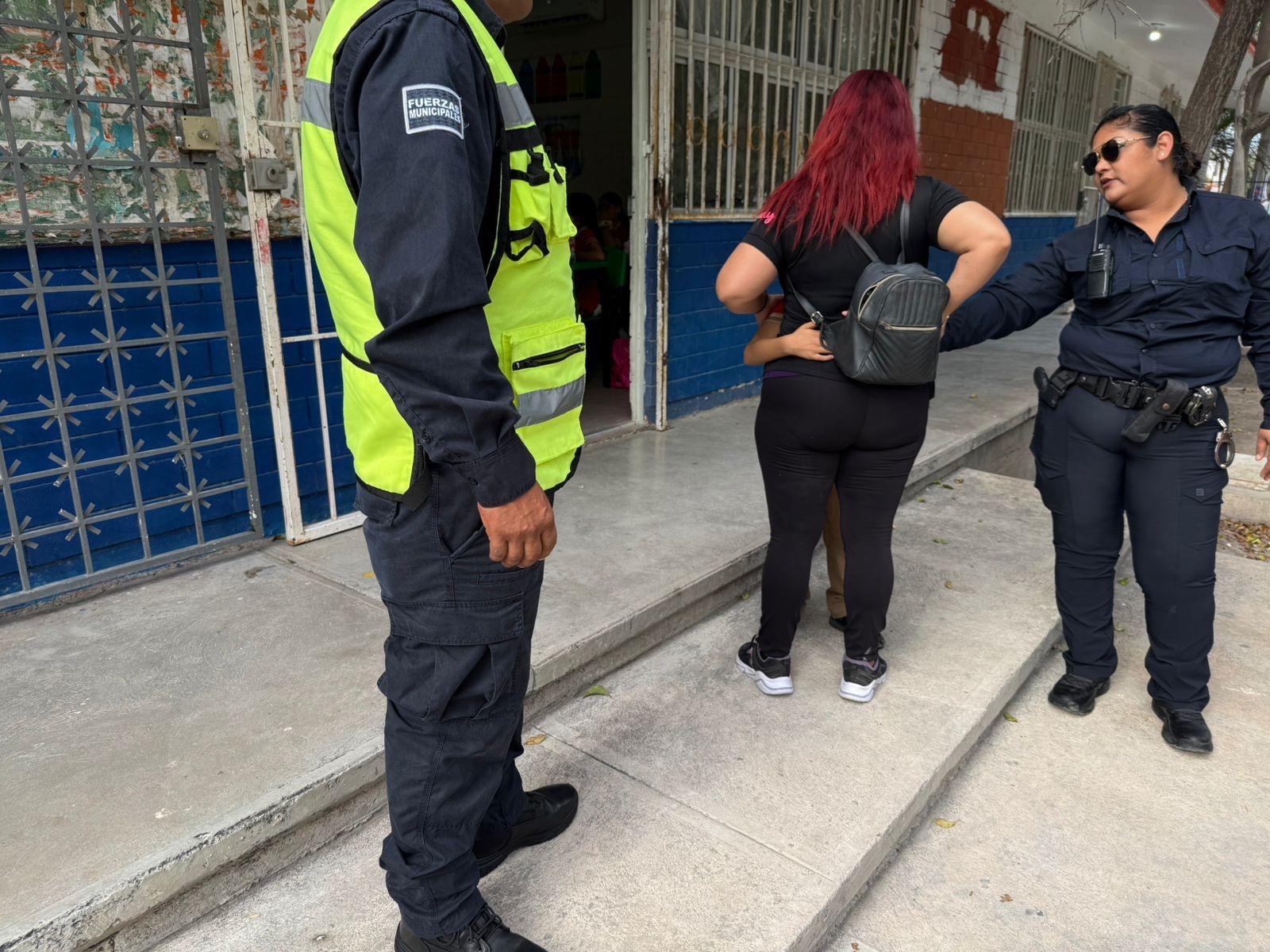 Pone niño en jaque a maestros y policías